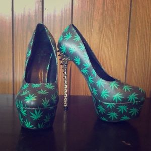 Kush Kouture weed pumps in silver